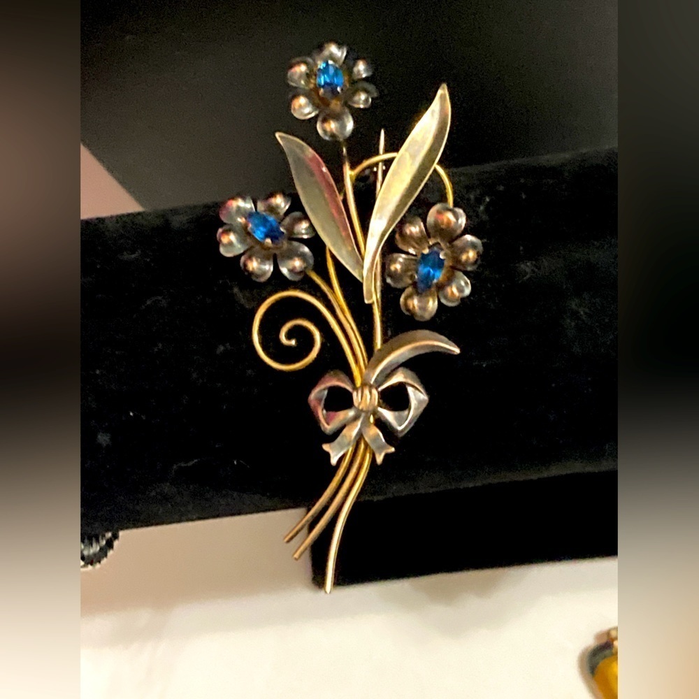 Van Dell vintage brooch with sapphire blue stones. Floral design. 1/20 12k GF.​​